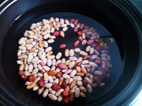 豆子洗净提前浸泡2小时，连同泡豆的水一起放入砂锅，再多加点水，开火煮豆。