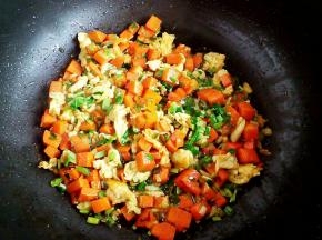 起锅热油，炒香配菜。调味尽量简单，盐、花椒粉即可。
