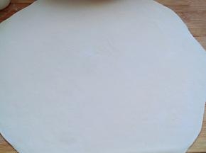 擀成1mm厚的面片。