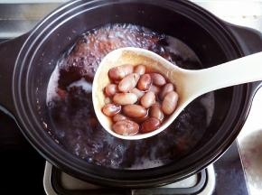 这时候豆子也煮好了，水少了再加点水，煮开。