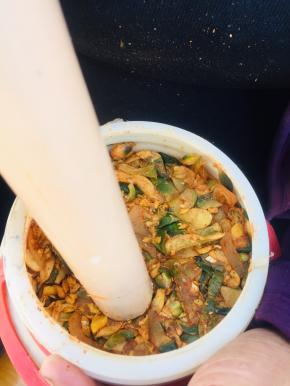 边装，边用擀面杖按压紧实！