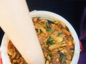 边装，边用擀面杖按压紧实！