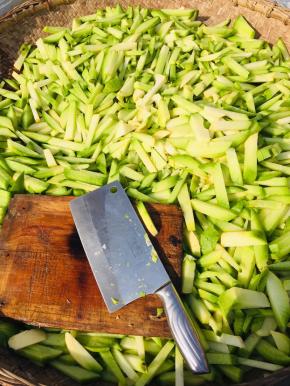 萝卜切成条备用！