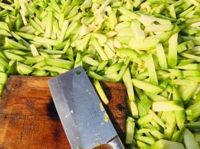 萝卜切成条备用！