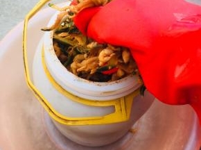 装入无油无水的容器中！