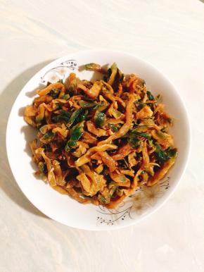 吃的时候淋点香油拌匀即可！也可以根据自己的需求喜好，放入一些剁椒和酱油拌匀再吃！