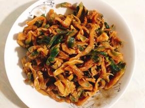 吃的时候淋点香油拌匀即可！也可以根据自己的需求喜好，放入一些剁椒和酱油拌匀再吃！