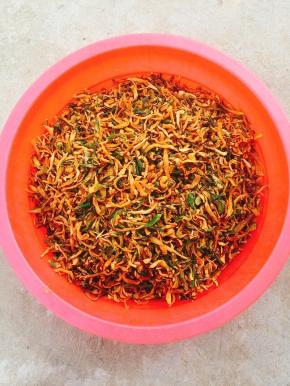 晒好的萝卜条中加入辣椒粉，花椒粉，生姜，蒜瓣，生抽，戴上手套揉搓拌匀！