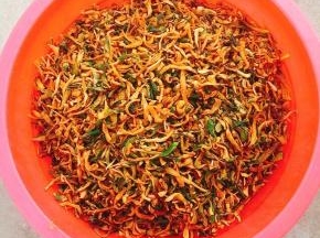 晒好的萝卜条中加入辣椒粉，花椒粉，生姜，蒜瓣，生抽，戴上手套揉搓拌匀！