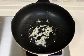 锅中倒食用油，先放蒜蓉爆香。