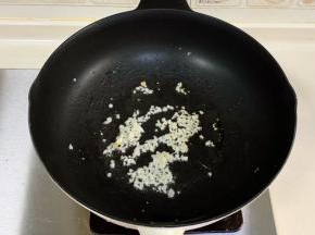 锅中倒食用油，先放蒜蓉爆香。