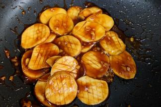 让杏鲍菇均匀裹上酱汁即可。