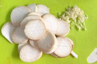 杏鲍菇洗净切厚片，用刀在面上划菱形，蒜切成蓉。