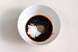 调酱汁，碗里加生抽、老抽、蚝油、胡椒粉、糖、淀粉和清水拌匀。