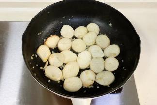 加杏鲍菇中小火慢煎至出汁变软。