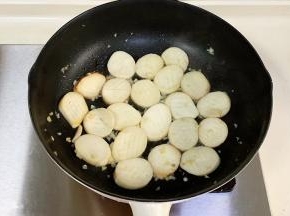 加杏鲍菇中小火慢煎至出汁变软。