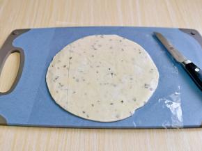 速冻取出来的手抓饼稍作回温，用小刀切出4小块。