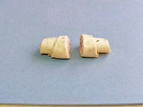 卷起来，收口捏紧，再从中间切开，这样小朋友吃起来方便。