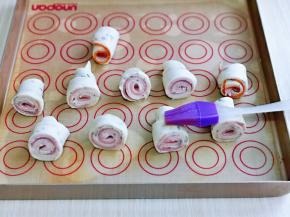 依次做好，放入垫有油纸的烤盘中，刷上蛋液。