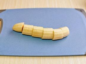 香蕉去皮，切小块。(大小根据个人喜好来即可)