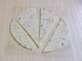 一张手抓饼切四小块。