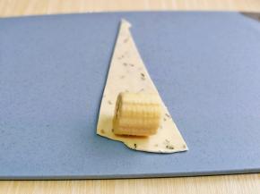 取一块手抓饼，放上一小段香蕉。