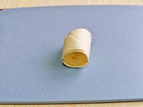 再卷起来，收口捏紧。