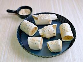 再撒上白芝麻。