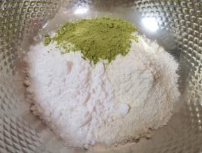 将中筋面粉、澄粉和菠菜粉放在一起混合均匀。