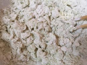 加入热水用筷子搅拌成絮状。