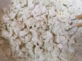 加入热水用筷子搅拌成絮状。