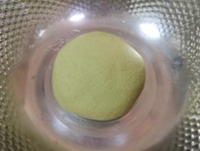 揉成面团盖上保鲜膜饧半个小时。