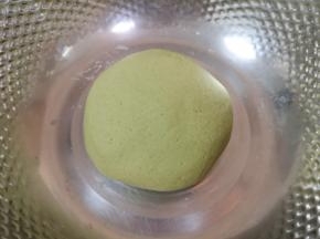揉成面团盖上保鲜膜饧半个小时。