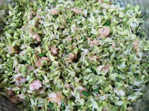 加入槐花搅拌均匀（槐花是之前焯水冷冻在冰箱里的，取出自然解冻即可）。