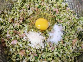 放盐、鸡精、鲜贝露调味汁和香油，打入一个鸡蛋搅拌均匀，饺子馅就完成了。