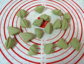 饧好的面团揉一下，搓成长条状切成小剂子。