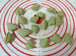 饧好的面团揉一下，搓成长条状切成小剂子。