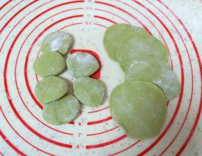 将小剂子压扁，擀成蒸饺皮。