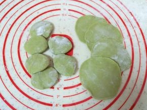 将小剂子压扁，擀成蒸饺皮。