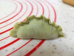 用食指和大拇指稍微用劲搓一下捏出花边。