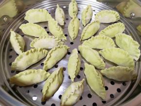 蒸锅内放水，篦子上刷上一层食用油，放上做好的蒸饺生胚，凉水上锅，上汽后转中火蒸20分钟关火。