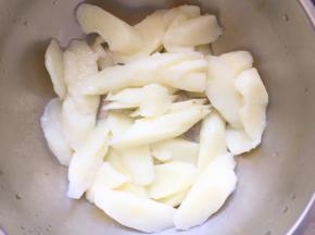 山药去皮洗净，切片蒸熟