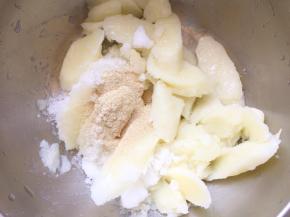 温热时加入干酵母和糖，用你喜欢的方式压成泥