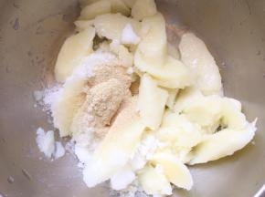 温热时加入干酵母和糖，用你喜欢的方式压成泥