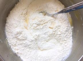 加入中筋粉揉成稍软的面团