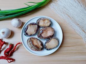 选择新鲜的小鲍鱼。