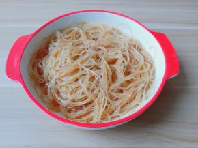 浸泡好的粉丝沥干水分，加两勺蚝油抓均匀。