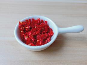 辣椒浸泡后以后切成小段。