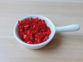 辣椒浸泡后以后切成小段。