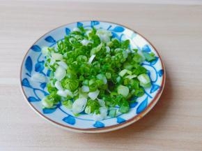 小葱切成葱花。